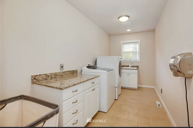 Building Photo - Spacious 5 bedroom home in desirable North Seattle Location!