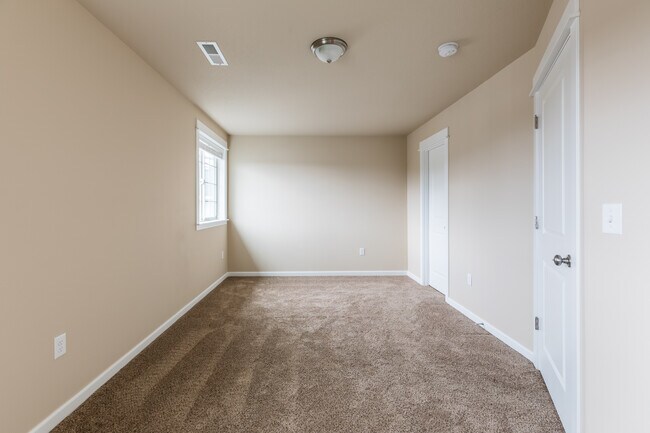 Building Photo - 35611 Valley View Dr