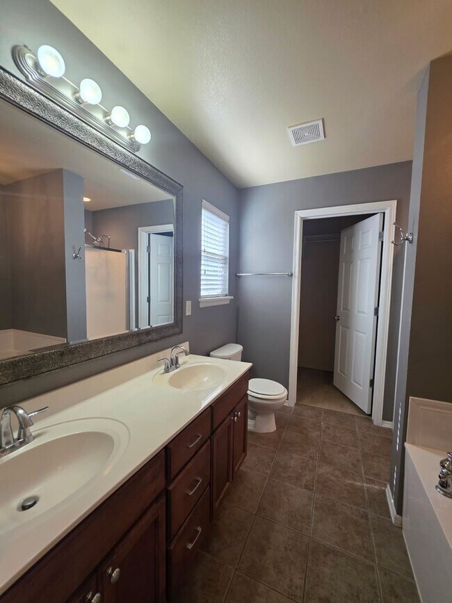 Building Photo - Beautiful home offers open floor plan with...