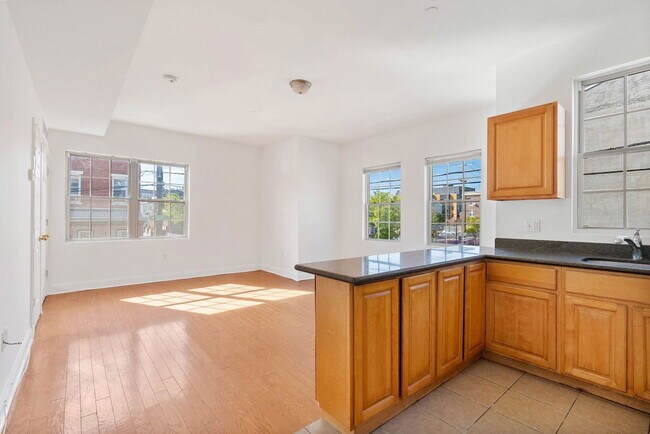 Building Photo - 621 N 33rd St
