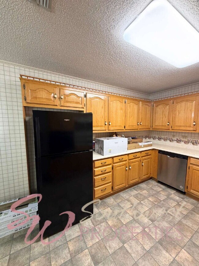 Building Photo - 2 bedroom 2 bath well maintained home close to city park!