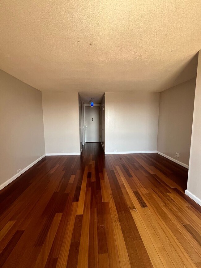 Building Photo - Beautiful High Rise Condo in Washington Sq...