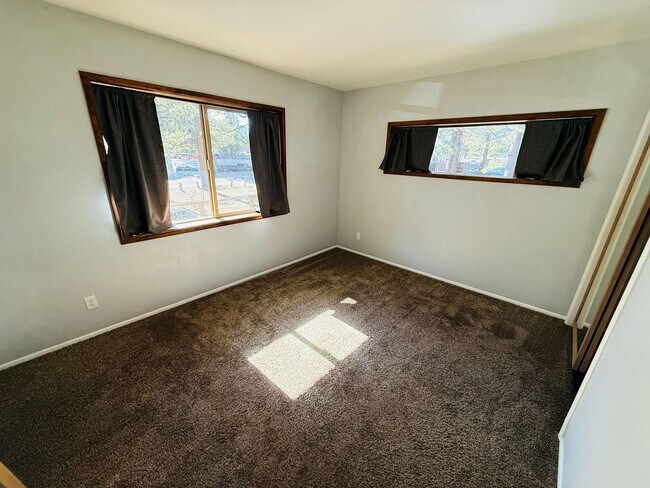 Building Photo - Pet friendly 3 bed 2 bath unit with all utilities included