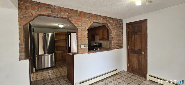 Building Photo - 83 Forest St