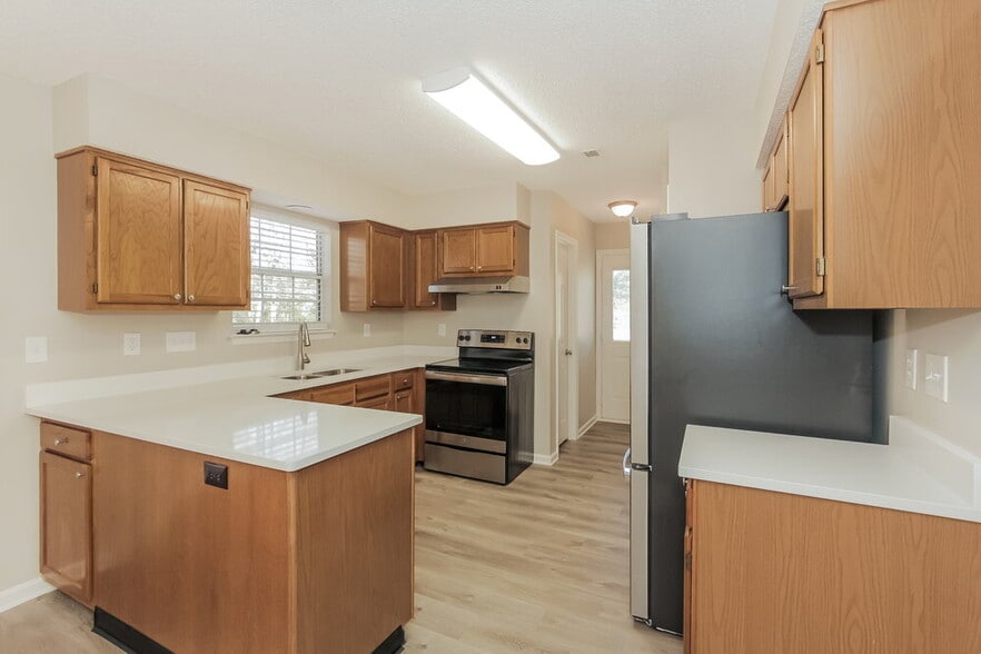 Building Photo - 5013 Farmview Dr