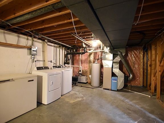 Building Photo - 2235 Wintergreen Loop S