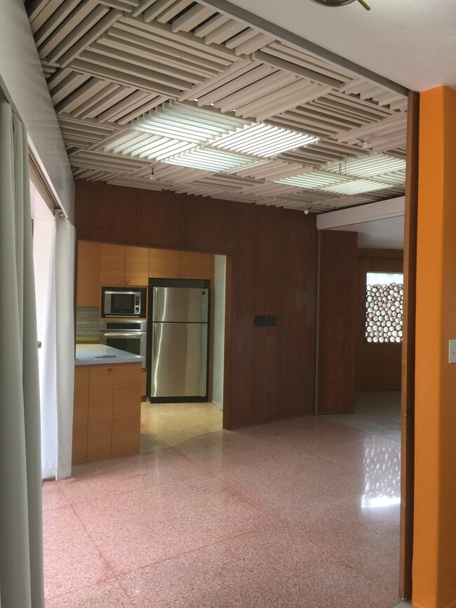 Building Photo - Close to Downtown! Mid-Century Modern Home...