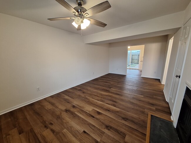 Building Photo - Remodeled Townhome