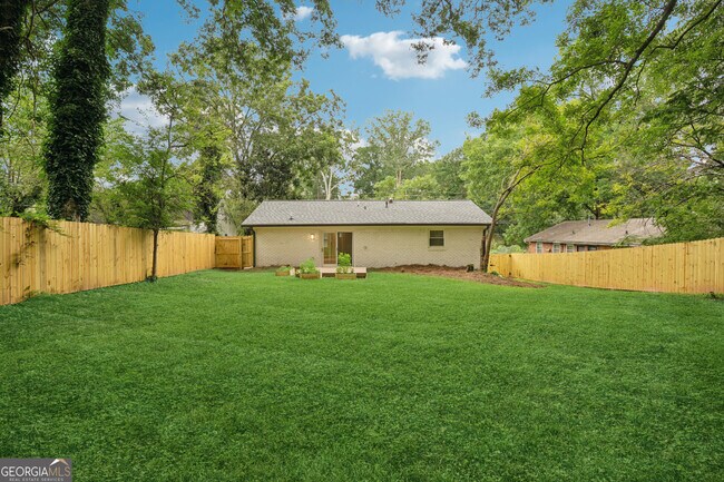 Building Photo - 1335 E Washington Ave