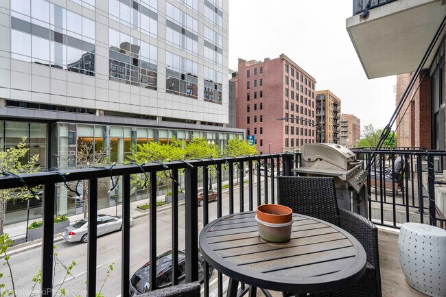 Building Photo - 210 S Desplaines St