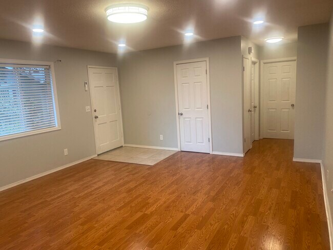 Building Photo - 749 NE 20th Pl