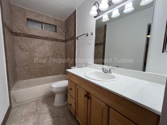 Building Photo - 1535 W Rosemonte Dr