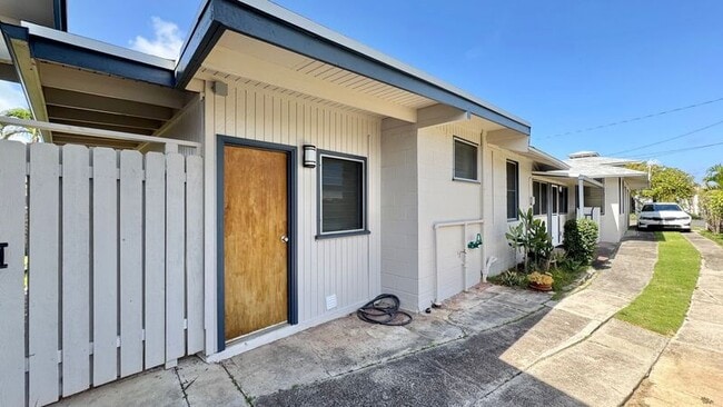 Building Photo - 421C Olomana St