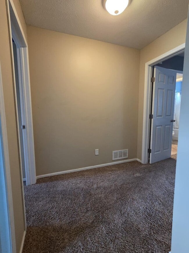 Building Photo - Large family corner lot home for rent!