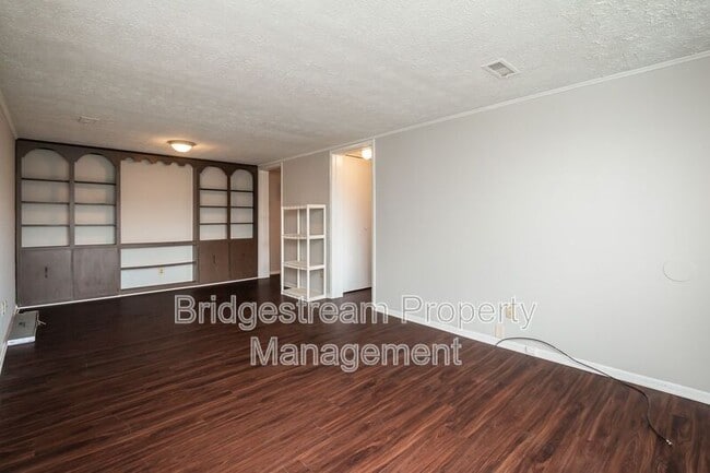 Building Photo - 834 Randler Ave