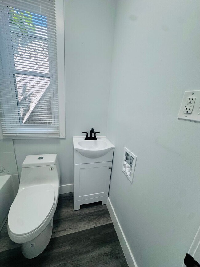 Building Photo - Remodeled 3bd/1 House with Rear yard!! SEC...