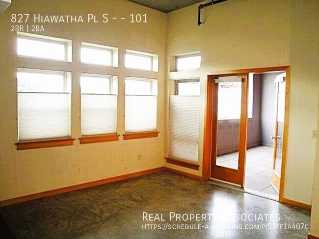 Building Photo - 827 Hiawatha Pl S