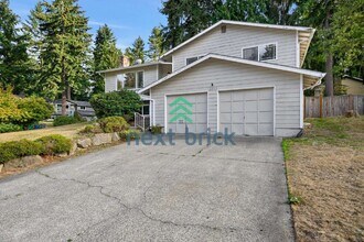 Building Photo - Spacious 4-Bedroom Retreat with 3 Full Baths in the Heart of Redmond – 2,490 Sq Ft of Comfort!