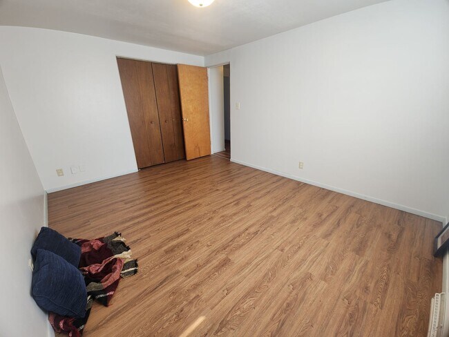 Building Photo - 1059 Gillingham Rd