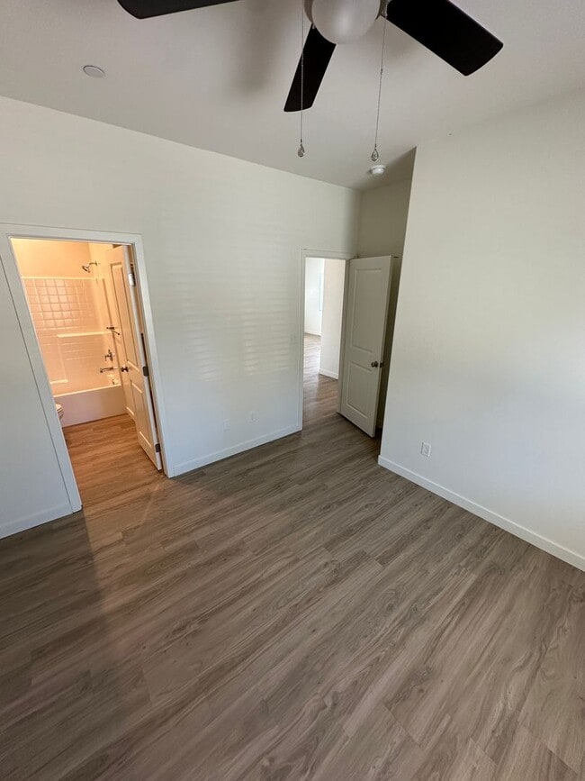 Building Photo - Spacious 5-Bedroom Townhome in Northwest B...