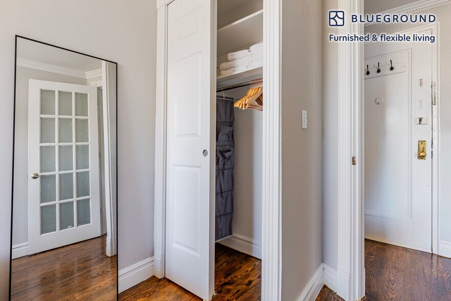 Building Photo - 562 Hudson St