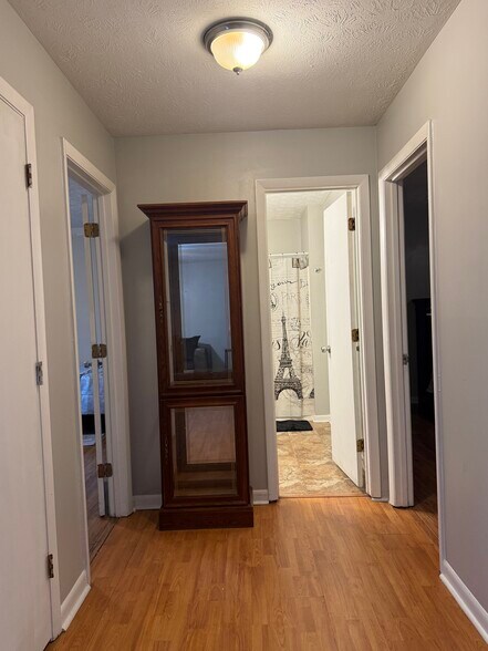 Building Photo - 11 Oak St