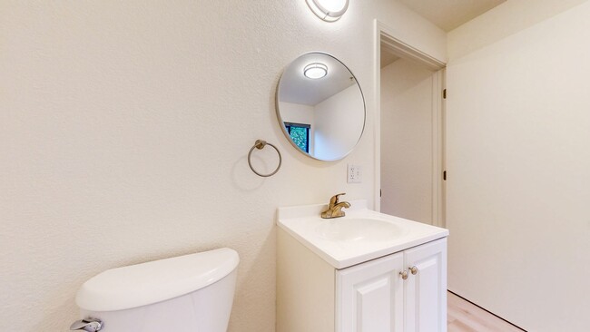 Building Photo - Bright and Beautiful 4 bedroom 2.5 Bath with large enclosed back yard and close proximity to Mari...