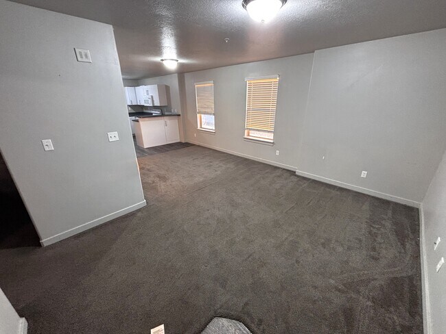 Building Photo - 1700 S Sandhill Rd