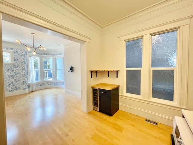 Building Photo - Super Charming NOPA Condo! Parking! Laundr...