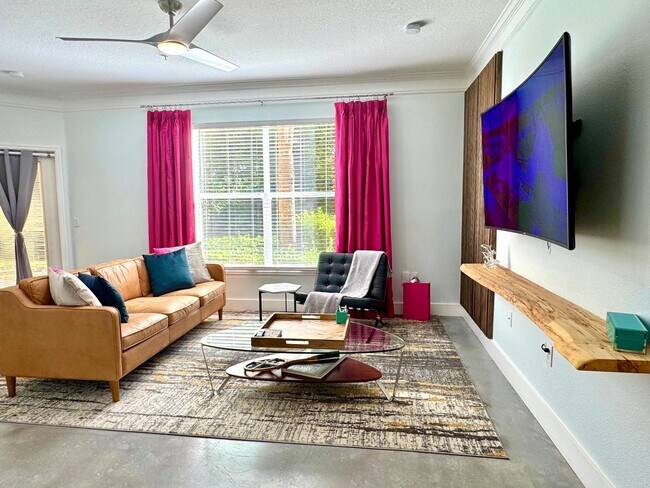 Building Photo - 2 Bedroom condo with 2 Car Garage Condo Fo...