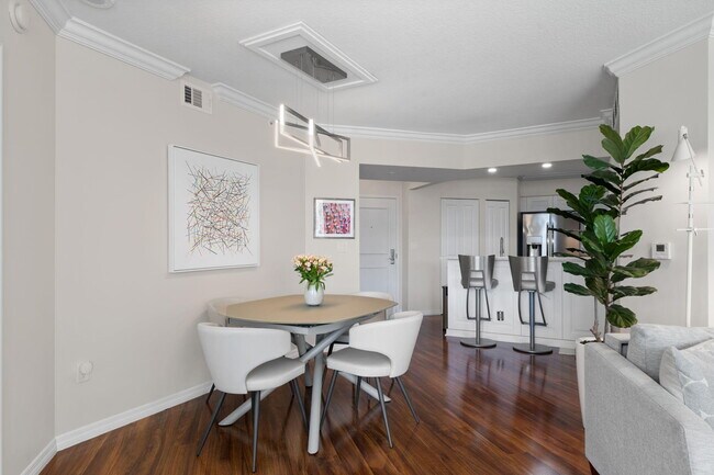 Building Photo - 347 N New River Dr E