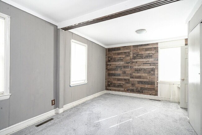 Building Photo - 121 Oak St