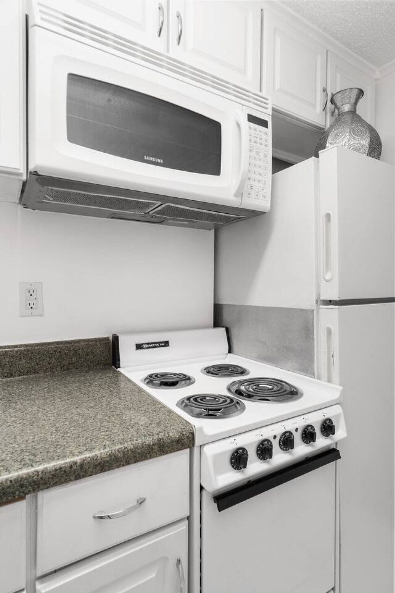 Building Photo - 2490 SW 14th Dr