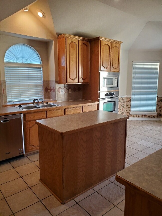 Building Photo - 1304 Vistawood Dr