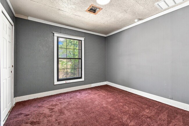 Building Photo - 208 E 12th St