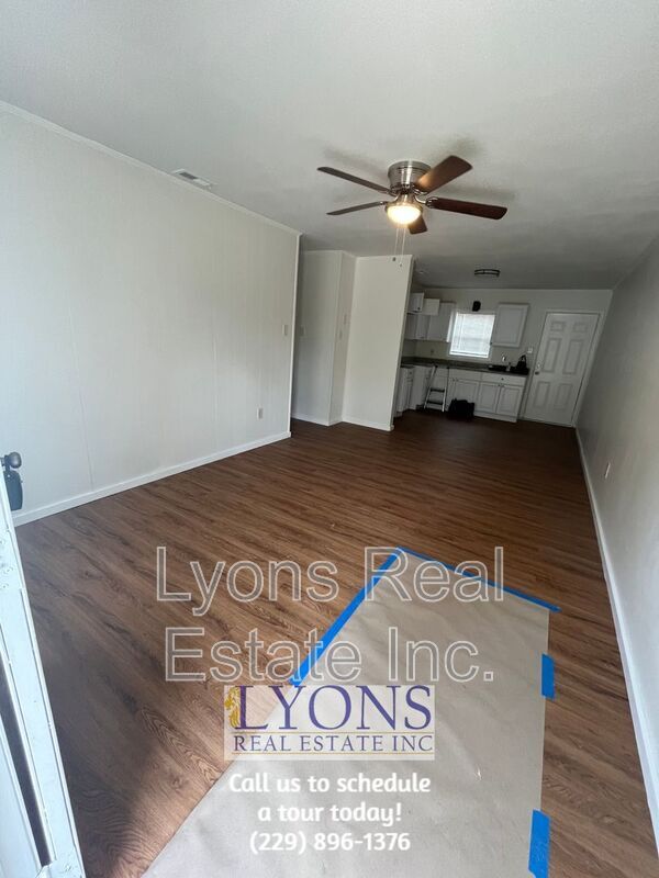 Building Photo - 903 Greenwood Dr