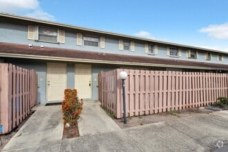 Building Photo - 910 Cypress Way E