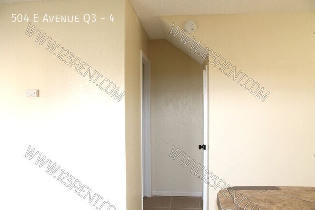 Building Photo - 504 E Ave Q3