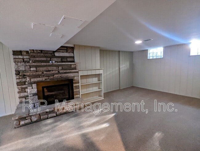Building Photo - 2111 Irving Ave S