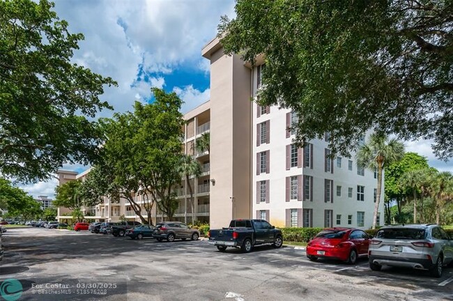 Building Photo - 3000 S Course Dr