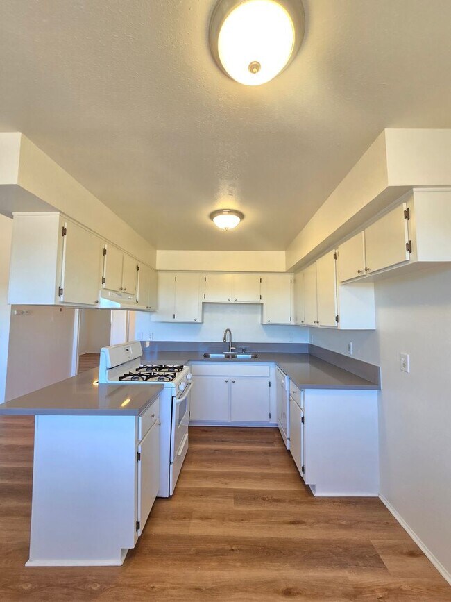 Building Photo - Beautifully remodeled 2 bedroom apartment