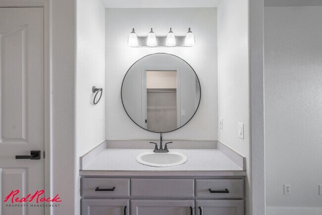 Building Photo - Pet Friendly! 3 Bedroom Single-Level Condo...