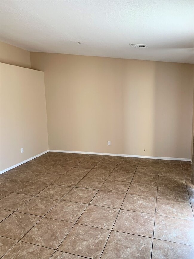 Building Photo - Clean 3 Bedroom 2 Bath