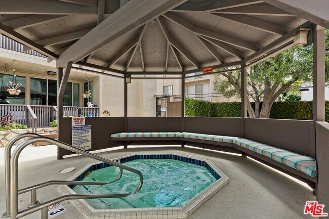 Building Photo - 809 S Bundy Dr