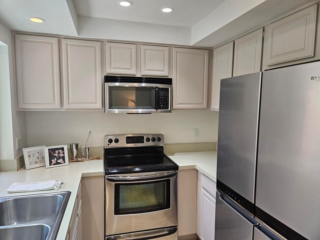 Building Photo - 2501 N Indian Canyon Dr