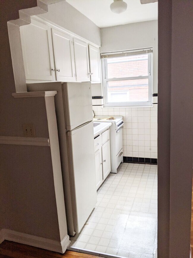 Interior Photo - Ludlow 956