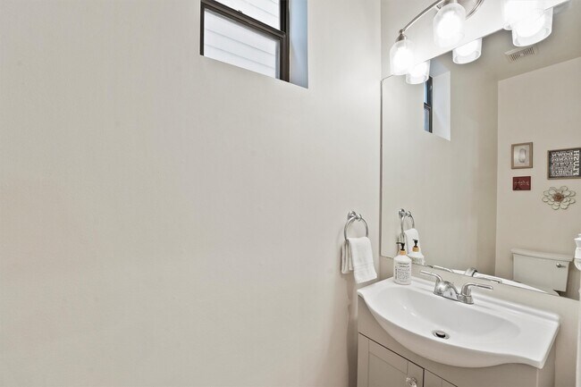 Building Photo - 1610 Hadley St