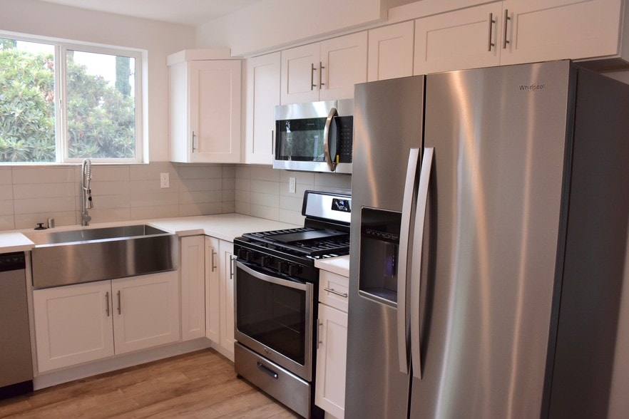 kitchen - 10923 Hesby St