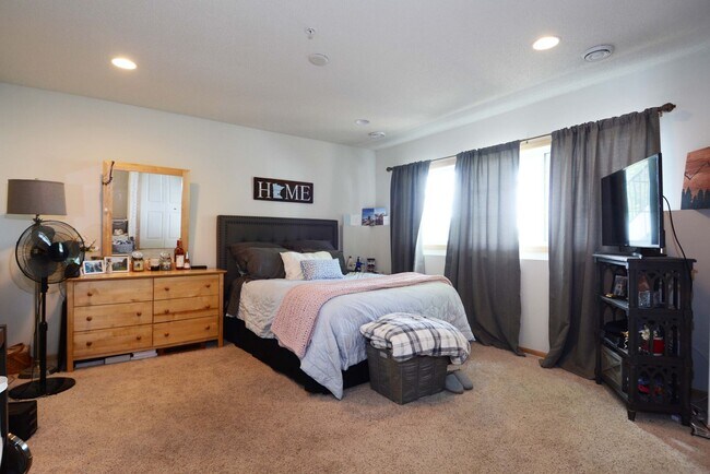 Building Photo - Spacious 4-Bed 3.5-Bath in Blaine - Available 6/10!