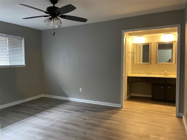 Building Photo - 16310 Autumn Wind Dr